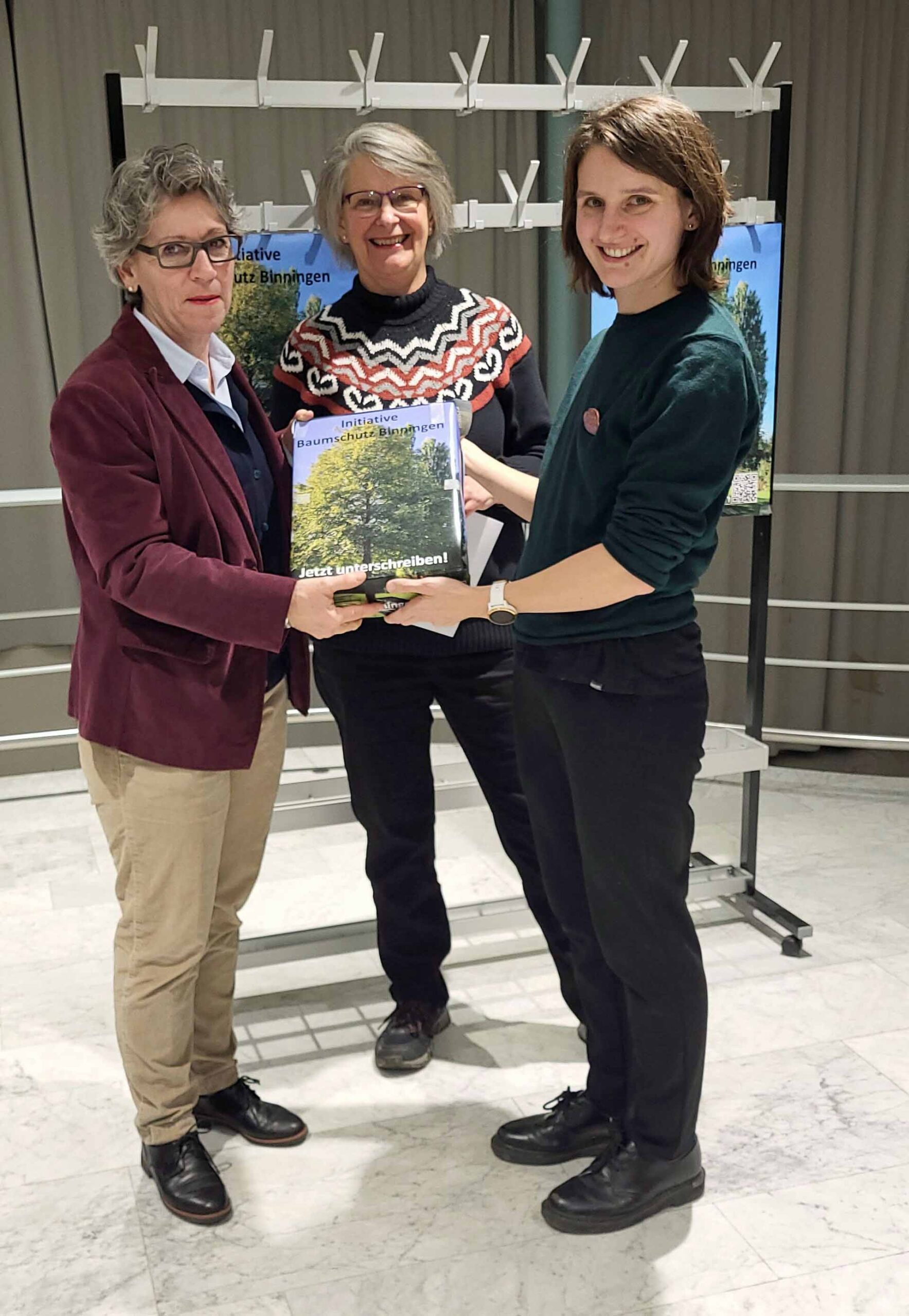 Sirin Hauri, Luzia Sutter Rehmann und Thomas Schwarb reichen die Baumschutzinitiative ein