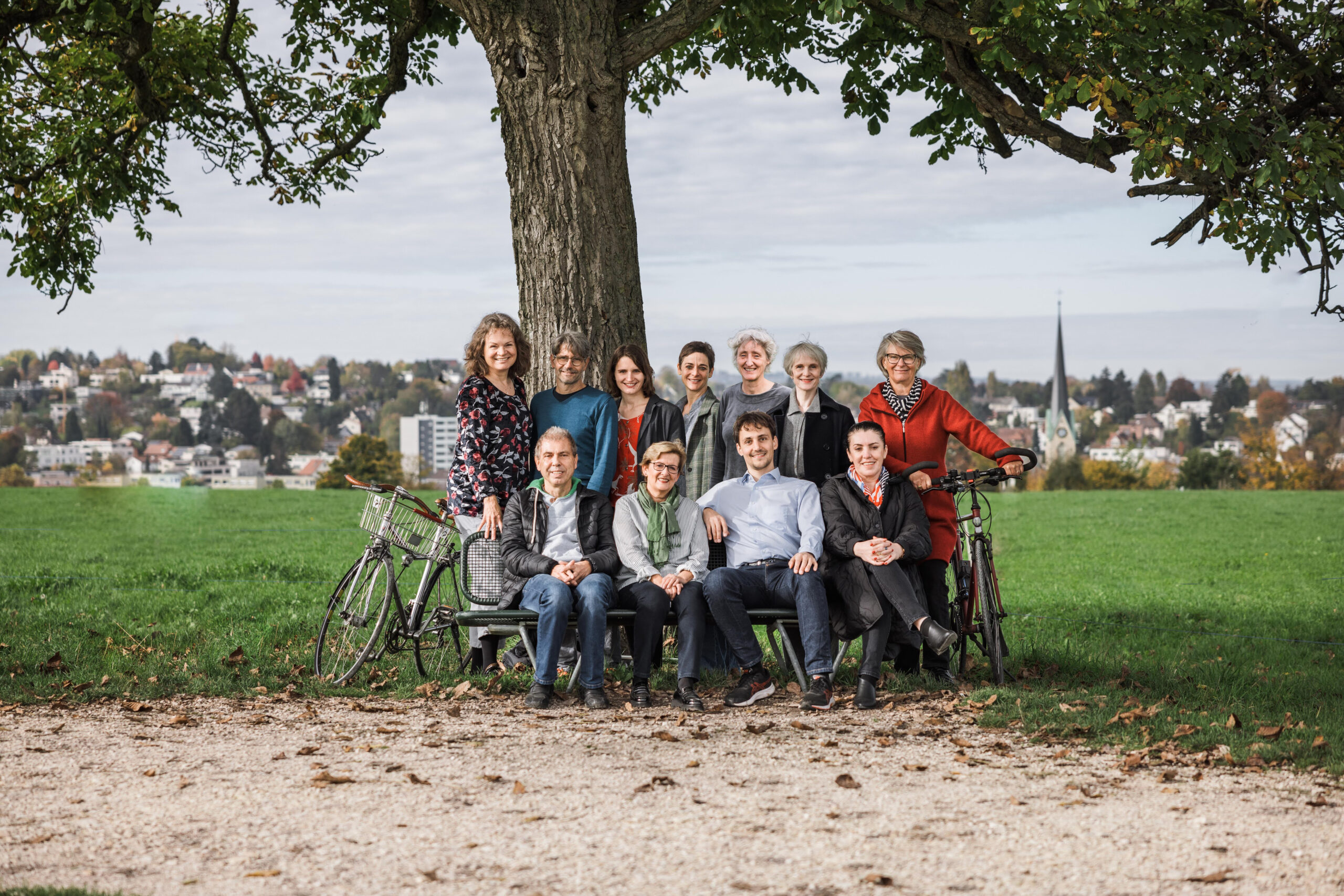 die Mitglieder der Grünen Binningen vor dem schönen Baum auf dem Bruderholz