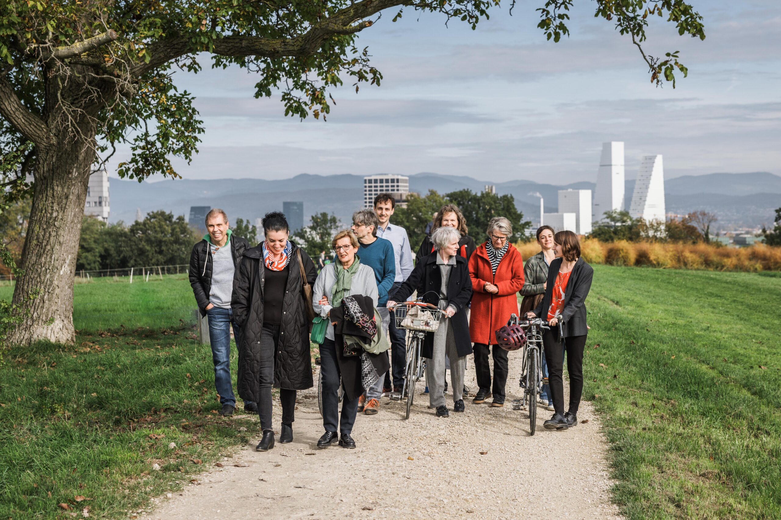 Grüne Binningen auf dem Bruderholz am spazieren und diskutieren