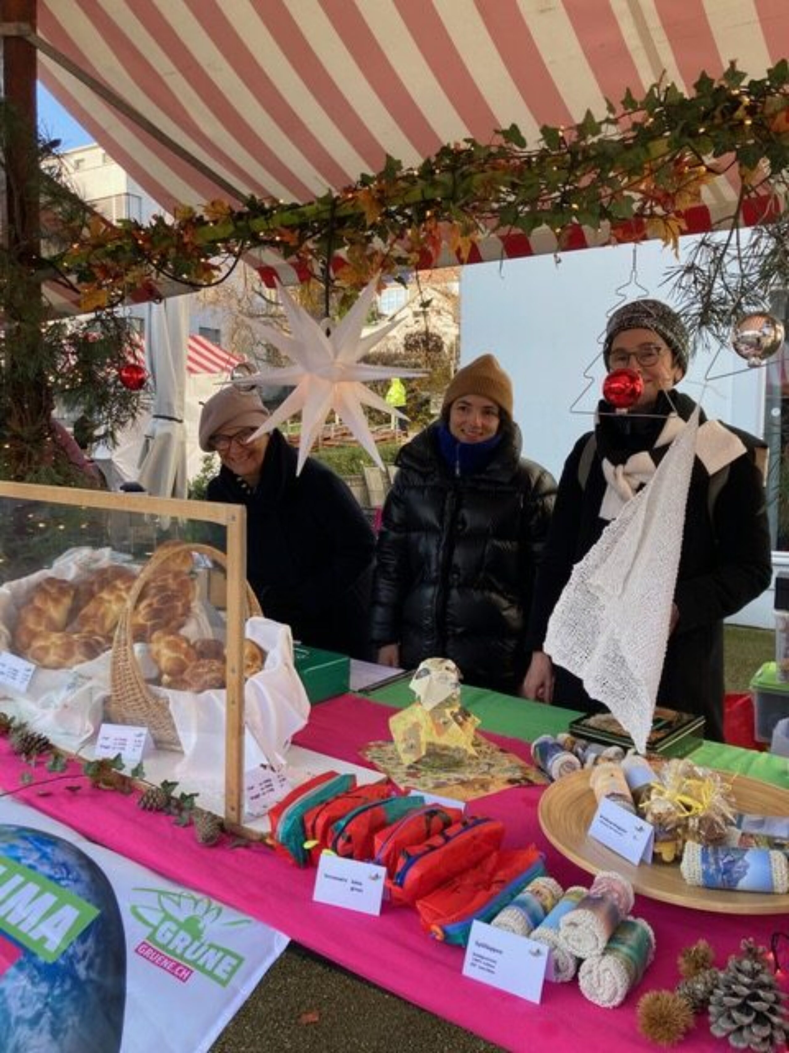 Brigitte Baur Mattioli, Luzia Sutter Rehmann, und Aline Glaser am Weihnachtsmarkt 2024