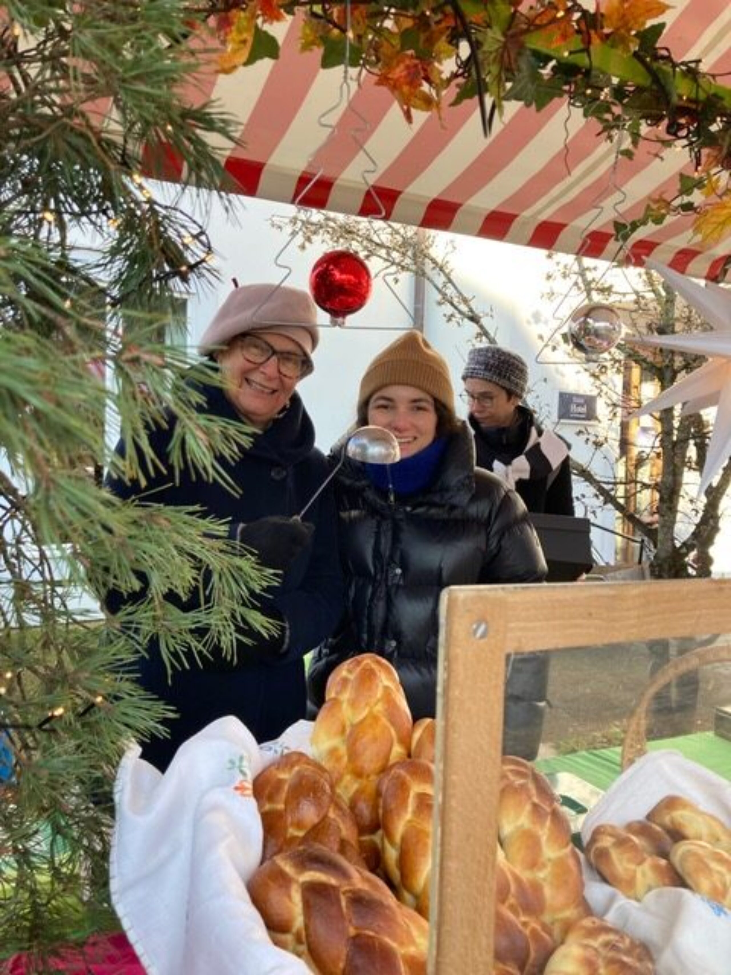 Luzia Sutter Rehmann und Aline Glaser am Weihnachtsmarkt 2024